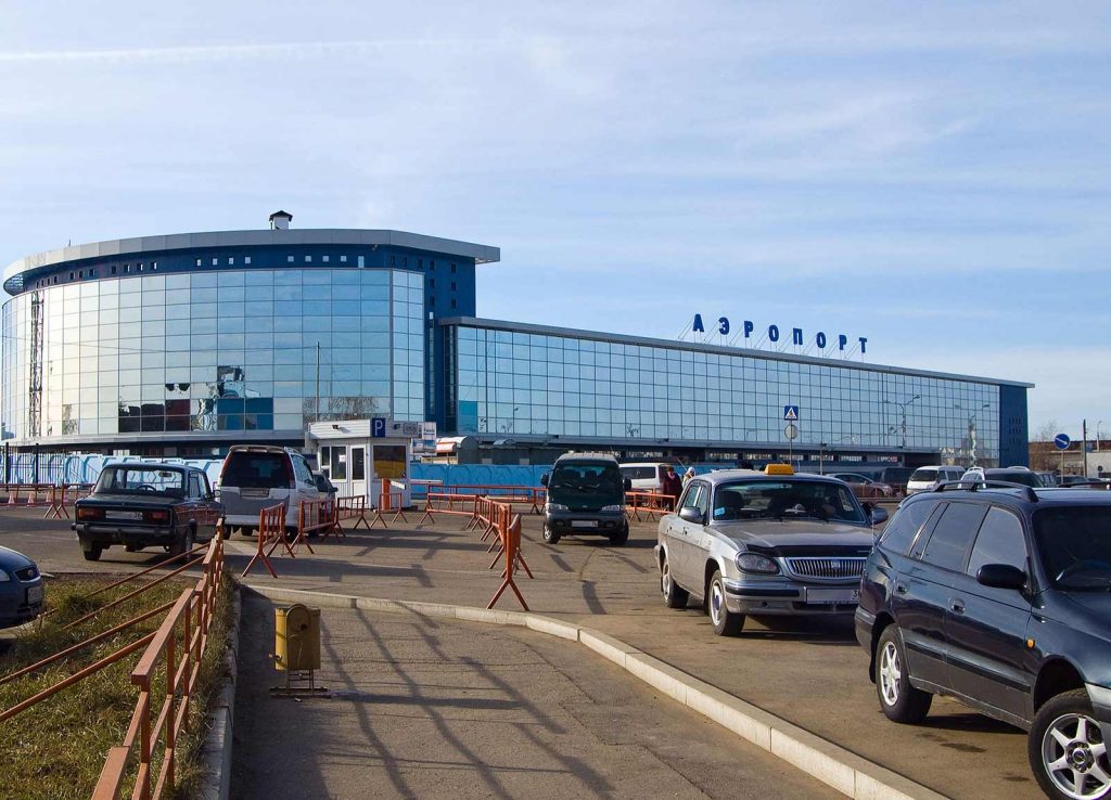 Такси на парковке аэропорта Иркутск